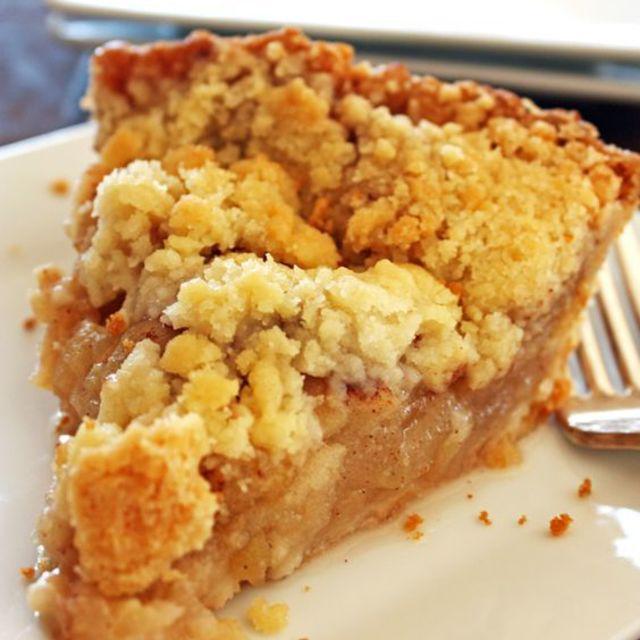 ภาพประกอบบทความ Apple Crumb Pie พายแอปเปิ้ลครัมเบิ้ล รสเข้มเต็มคำ ถูกใจคนรักแอปเปิ้ล