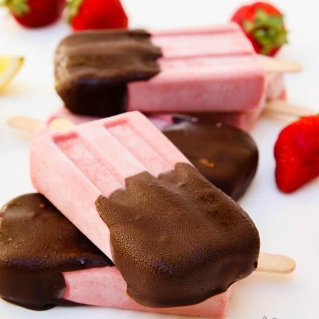 ภาพประกอบบทความ สูตร Strawberries and Cream Choco Pops ไอติมแท่งสตรอว์เบอร์รี่ อร่อยง่ายแบบไม่อ้วน