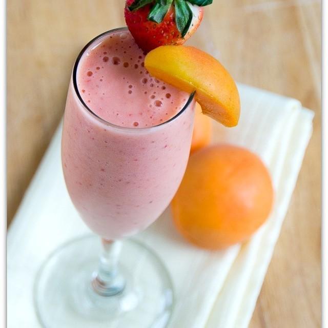 ภาพประกอบบทความ สมูทตี้สองสหาย 'Apricot Strawberry Smoothie' สไตล์เฮลตี้ เอาใจสาวรักสุขภาพ 