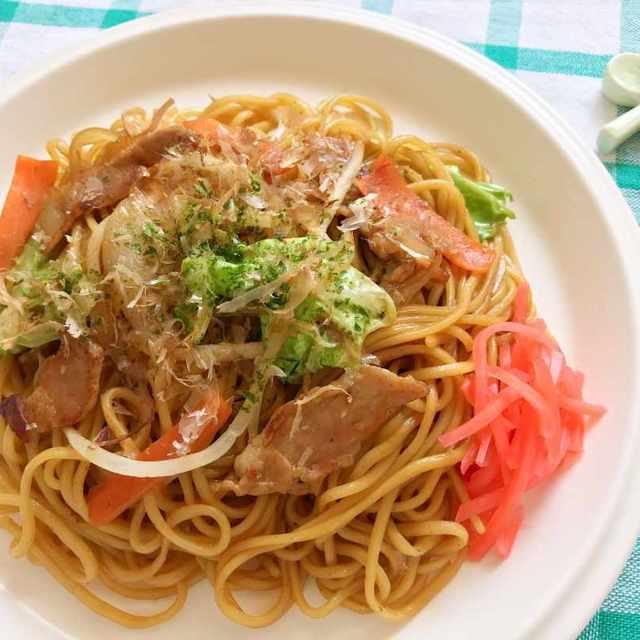ภาพประกอบบทความ เข้าครัว : กลายร่างเป็นแม่บ้านญี่ปุ่น กับ "ยากิโซบะ" อาหารญี่ปุ่นสุดฟิน ที่กินได้ทั้งบ้าน