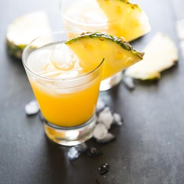 ภาพประกอบบทความ สูตร Pineapple Upside Down Cake Vodka Cocktail หวานซ่อนเปรี้ยว สดชื่นโดนใจ