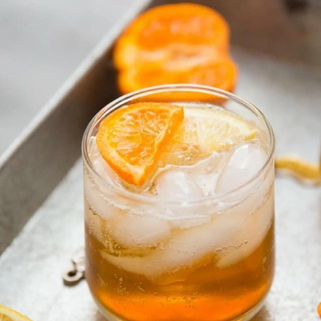 ภาพประกอบบทความ สูตร Ginger Maple Bourbon Cocktail รสละมุนกรุ่นกลิ่นขิง เมนูเด็ดของสาวขาดริ๊งค์