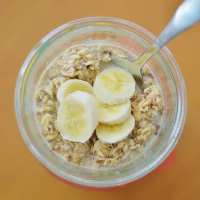 ภาพประกอบบทความ สุขภาพดีเริ่มต้นที่มื้อเช้า Peanut Butter and Banana Overnight Oats