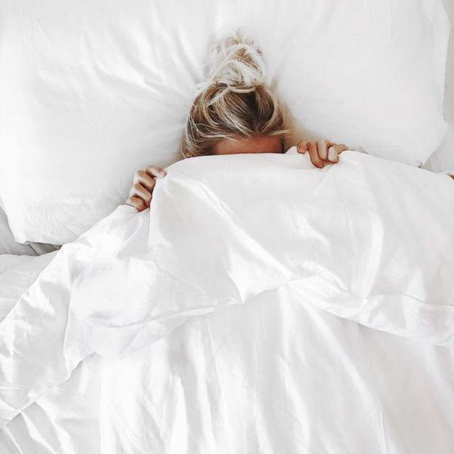 ภาพประกอบบทความ นอนไม่หลับไม่ใช่ปัญหา! มาดู 6 วิธี ช่วยสาวๆ ให้ 'หลับสบาย' ถึงเช้า 🌞