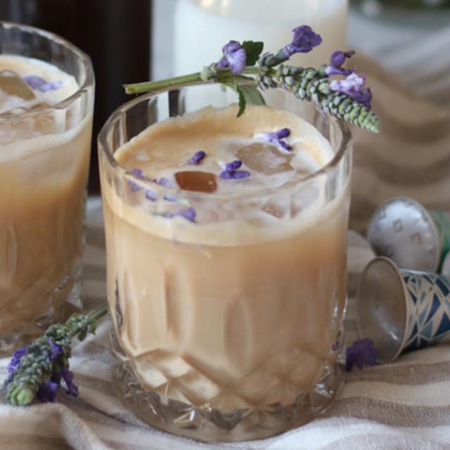 ภาพประกอบบทความ Lavender coconut iced coffee  กาแฟเย็นลาเวนเดอร์ อร่อยสดชื่นถึงใจ แก้วเดียวไม่เคยพอ