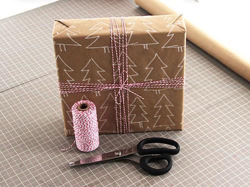 รูปภาพ:https://stayglam.com/wp-content/uploads/2014/11/Christmas-Trees-Brown-Paper-Wrapping-Idea.jpg