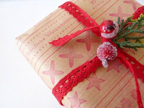 รูปภาพ:https://stayglam.com/wp-content/uploads/2014/11/Brown-Paper-Lace-Christmas-Gift-Wrapping.jpg