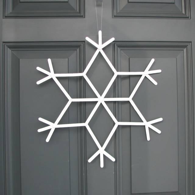 ภาพประกอบบทความ DIY ตกแต่งห้องด้วย Snowflakes จากไม้ไอติม ต้อนรับวันคริสต์มาส