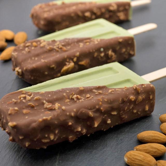 ภาพประกอบบทความ อร่อยสุดฟินชวนทำ 'Matcha Ice Cream Bars' ไอติมแท่งชาเขียวชุบช็อกโกแลต เข้มข้นโดนใจ