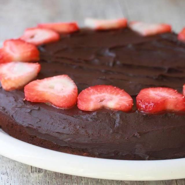 ภาพประกอบบทความ สูตร Strawberry Chocolate Cake อร่อยง่าย ทำได้แบบไร้แป้ง