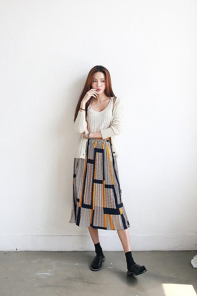 รูปภาพ:https://www.koreanfashionstore.com/korean-fashion/2017/0106/Pattern-Wrinkle-Long-Skirt-05.jpg