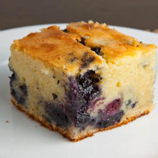 ภาพประกอบบทความ Custard Mochi with Blueberries เค้กโมจินิ่มหนึบชวนฟิน หวานอร่อยไม่เหมือนใคร