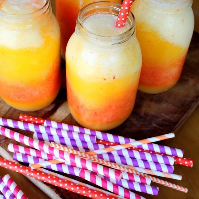 ภาพประกอบบทความ Caribbean Sunrise Mocktail สูตรม็อกเทลสีส้ม จากส้ม มะม่วง มะพร้าว ชื่นใจไร้แอลกอฮอล์