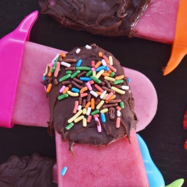 ภาพประกอบบทความ Strawberry Chocolate Cream Icepop สูตรไอติมแท่งสีชมพู น่ารักสุดคูลหวานเย็นชื่นใจ