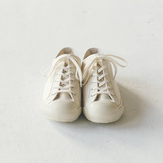 ภาพประกอบบทความ รองเท้าผ้าใบสีขาว สำหรับผู้หญิง ดีไซน์สวยโดดเด่น ใส่แล้วไม่ตกเทรนด์