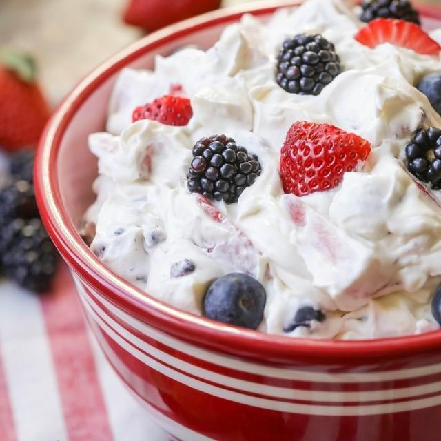ภาพประกอบบทความ แจกสูตร Creamy Vanilla Berry Salad สลัดครีมวานิลลาเบอร์รี่ หอมหวานหม่ำเพลินถึงใจ ♥