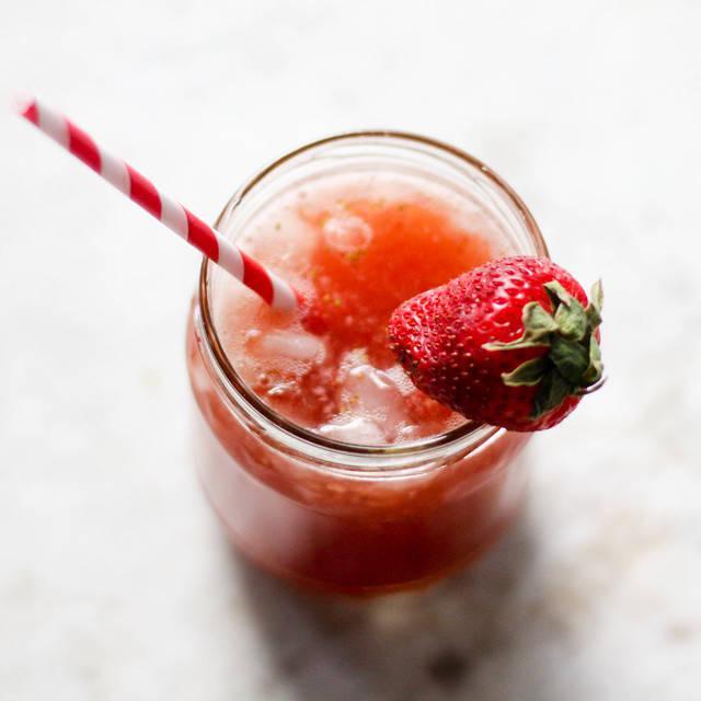 ภาพประกอบบทความ สูตรเครื่องดื่ม Strawberry Iced Tea หอม หวาน ชื่นใจ 