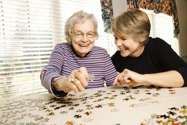 รูปภาพ:http://mamaslegacycookbooks.com/wp-content/uploads/2014/11/Grandma-and-Granddaughter-doing-puzzle.jpg
