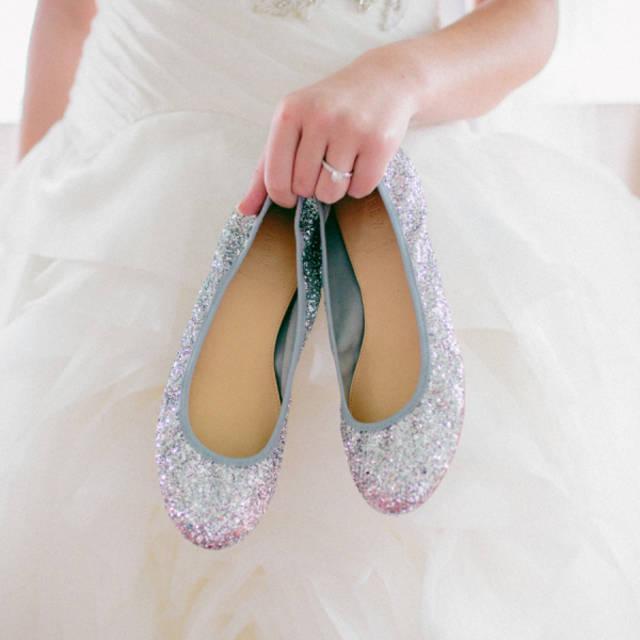 ภาพประกอบบทความ รวมแฟชั่น รองเท้าเจ้าสาว ส้นเตี้ย สวยใส่สบาย วันแต่งงาน