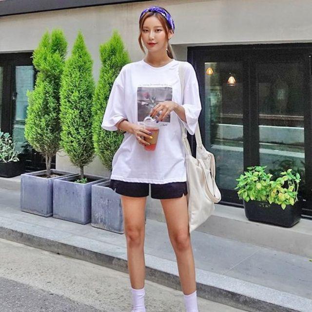 ภาพประกอบบทความ ส่องลุคแมทช์ ' กางเกงขาสั้น ' แต่งตัวเที่ยวสไตล์วัยทีน แบบซัมเมอร์ของสาวเกาหลี