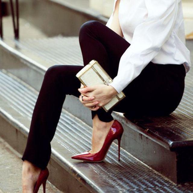 ภาพประกอบบทความ 25 ไอเดียสวยแซ่บด้วย "รองเท้าส้นสูงสีแดง" ซื้อแล้วต้องใส่ แมทช์ยังไงก็สวย!