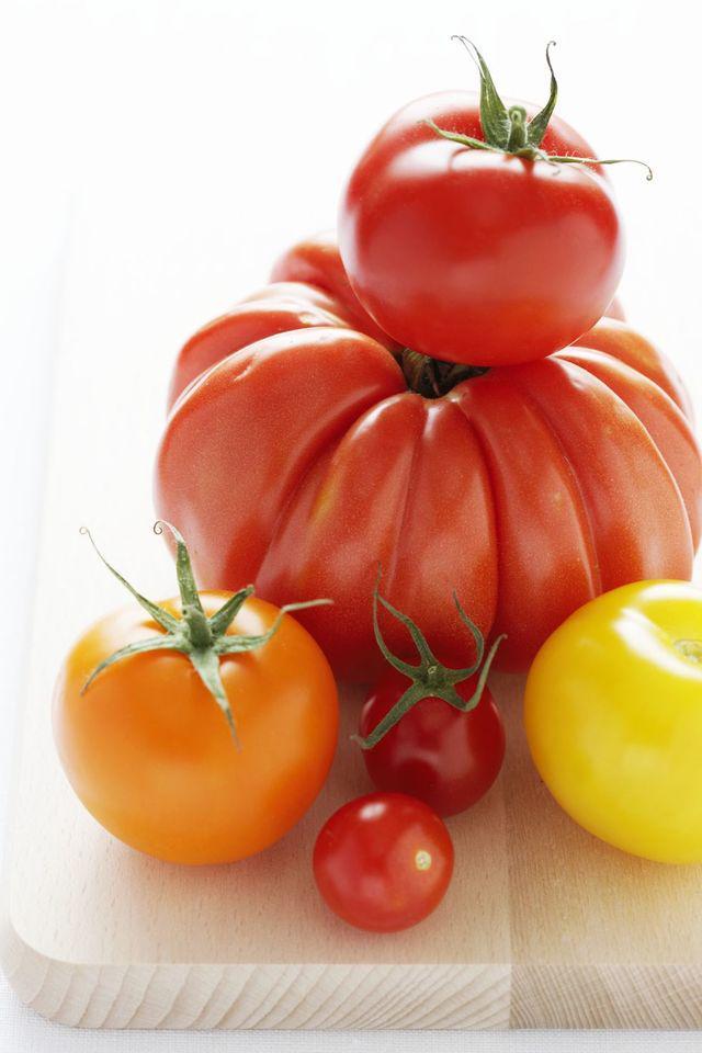 รูปภาพ:https://hips.hearstapps.com/ghk.h-cdn.co/assets/17/18/1493753766-tomatoes.jpg?crop=1.0xw:1xh;center,top&resize=980:*