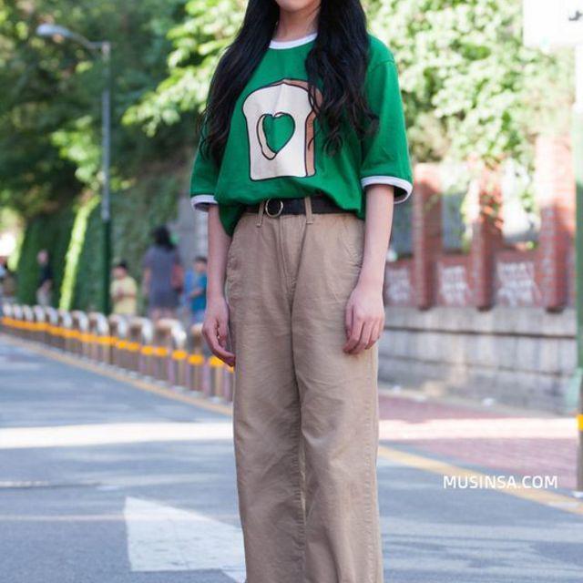ภาพประกอบบทความ แมทช์ 'กางเกงสีเบจ' แต่งให้ดูเท่แบบ Street Fashion สายเกาหลี #สีซอฟต์แต่ก็เท่นะ