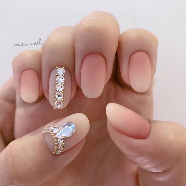ภาพประกอบบทความ Wedding nail Idea ไอเดียลายเพ้นท์เล็บสำหรับงานแต่ง ให้สวยเริ่ดหรู ดูอลัง จาก IG : nail_mini
