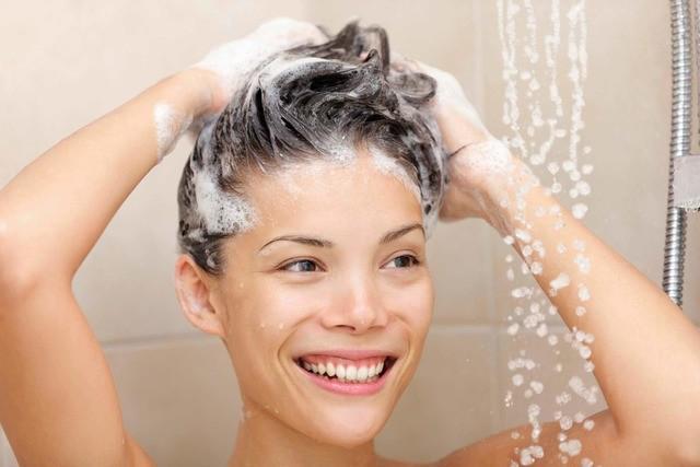 รูปภาพ:https://ath.unileverservices.com/wp-content/uploads/sites/11/2017/10/sudsy-woman-shower-shampoo.jpg