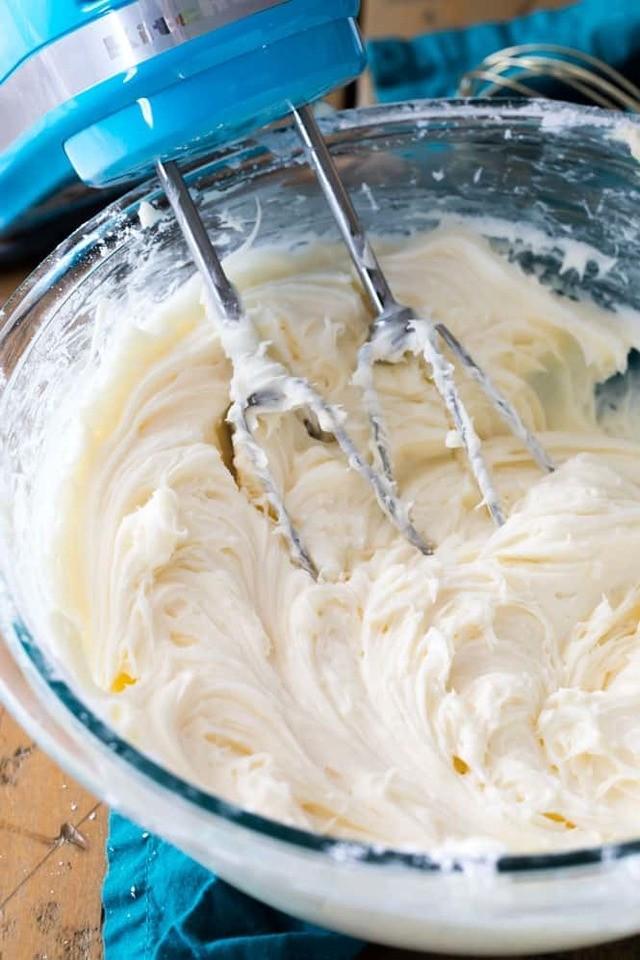 รูปภาพ:https://sugarspunrun.com/wp-content/uploads/2018/01/Cream-Cheese-Frosting-Recipe-1-of-1-3.jpg