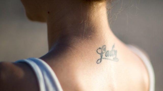รูปภาพ:https://img2.thelist.com/img/gallery/11-things-to-know-before-you-get-a-tattoo/tattoos-are-permanent-1523630263.jpg