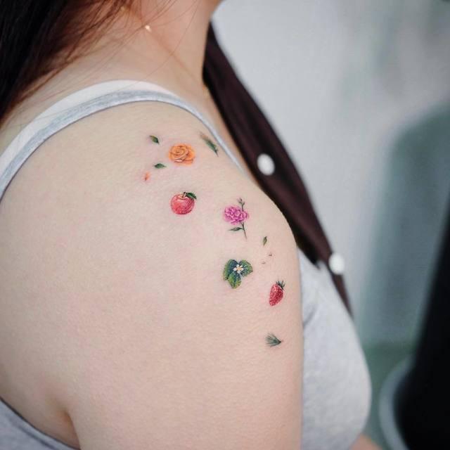 ภาพประกอบบทความ Flower mini tattoo สักไอเดียดอกไม้เล็กๆ จาก IG : siyeon_tattoo สวยน่ารักสายละมุน