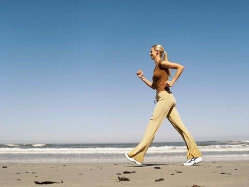 รูปภาพ:http://www.girlsfriendclub.com/wp-content/uploads/2014/10/6-woman-walking-beach-lgn.jpg
