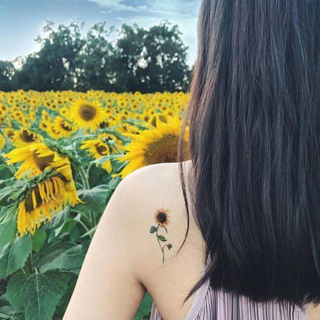 ภาพประกอบบทความ Sunflower Tattoo ไอเดียสักรูป "ดอกทานตะวัน" ให้สวยน่ารัก มีชีวิตสดใสเหมือนดวงตะวัน