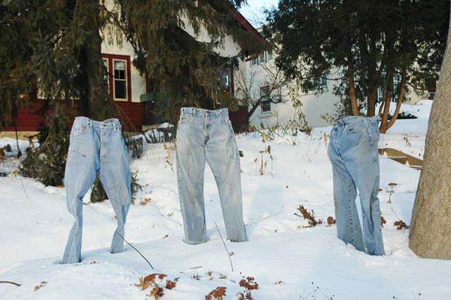 รูปภาพ:http://static.boredpanda.com/blog/wp-content/uploads/2016/01/frozen-pants-jeans-cold-winter-minnesota-8.jpg