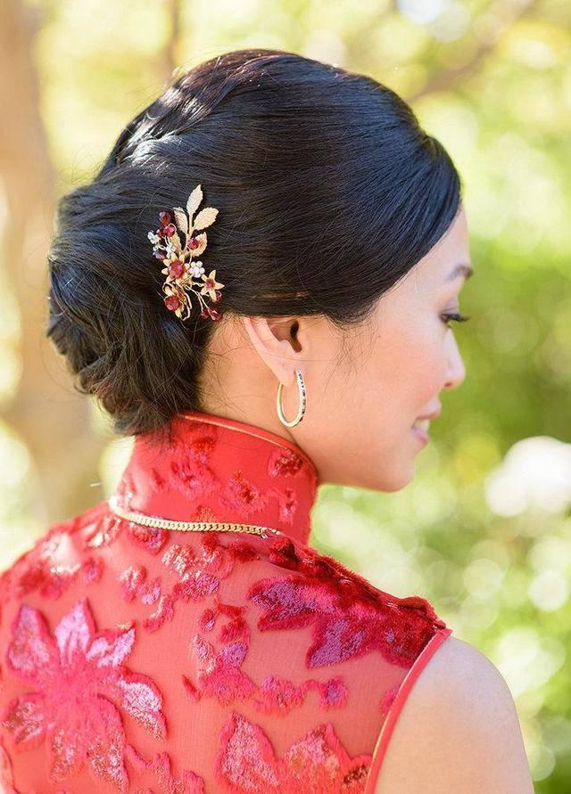 รูปภาพ:http://s3.weddbook.com/t4/2/4/1/2416949/bridal-hair-pin-red-swarovski-crystals-rhinestones-brass-leaves-flowers-modern-gold-asian-headpiece-chinese-tea-ceremony-wedding-tradition.jpg