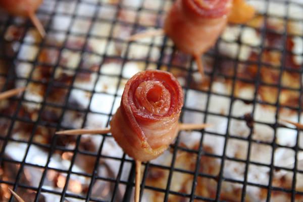 รูปภาพ:http://ourbestbites.com/wp-content/uploads/2012/06/cooked-bacon-rose.jpg