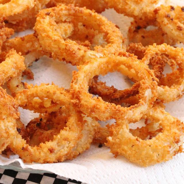 ภาพประกอบบทความ Crispy Onion Rings หัวหอมทอดกรุบกรอบ หอมอร่อยทานเพลินจนลืมอ้วน!!