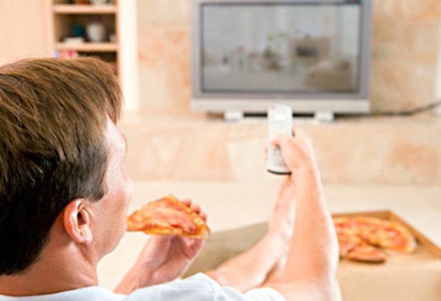 รูปภาพ:http://www.fitbie.com/sites/default/files/eating-pizza-watching-tv-ss.jpg
