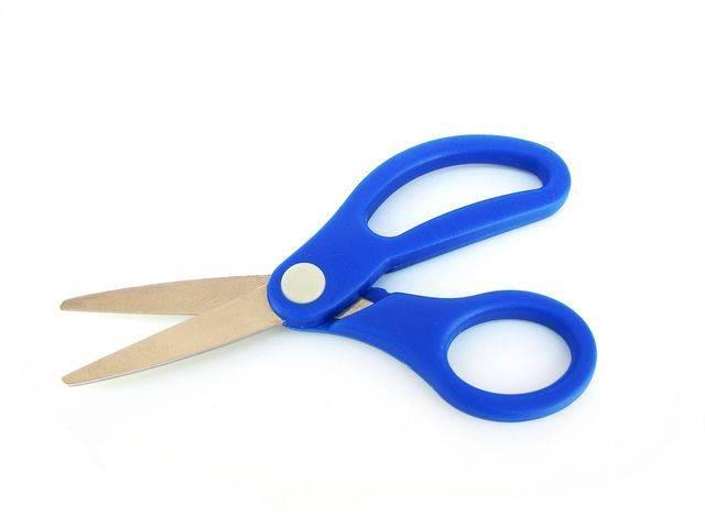 รูปภาพ:https://upload.wikimedia.org/wikipedia/commons/thumb/2/29/Small_pair_of_blue_scissors.jpg/1280px-Small_pair_of_blue_scissors.jpg