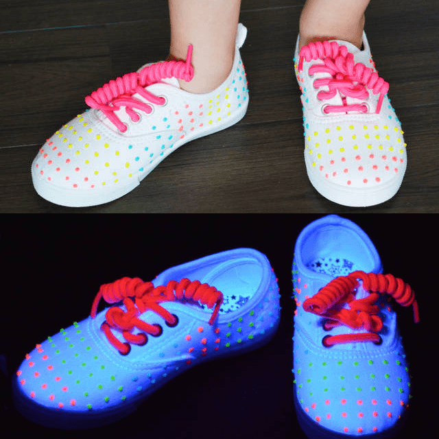 ภาพประกอบบทความ [DIY] รองเท้าเรืองแสง 'Candy Button Shoes' โดดเด่นได้ทั้งวัน!!