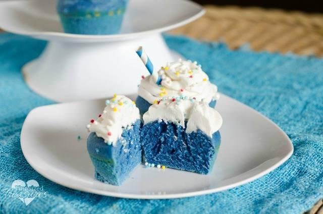รูปภาพ:http://pintsizedtreasures.com/wp-content/uploads/2014/06/blue-velvet-cupcakes-3.jpg
