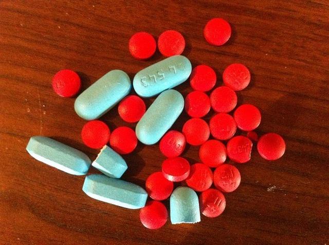 รูปภาพ:http://upload.wikimedia.org/wikipedia/commons/7/70/Blue_and_Red_Pills_(Cold_Pills_and_Decongestants).JPG