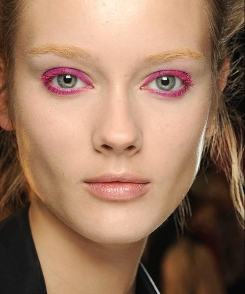 รูปภาพ:https://lakoholic.files.wordpress.com/2013/10/pink-eye-mascara-makeup.jpg