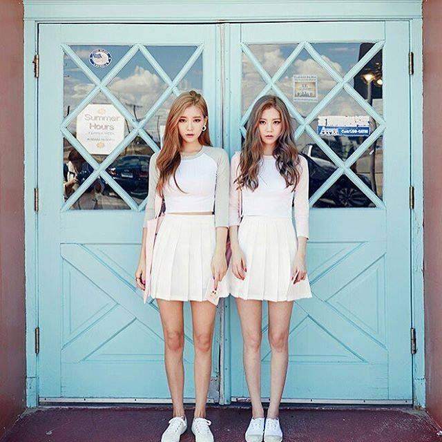 ภาพประกอบบทความ รวมแฟชั่นสาวฝาแฝด 'TWIN LOOK' ความเหมือนที่แตกต่าง!