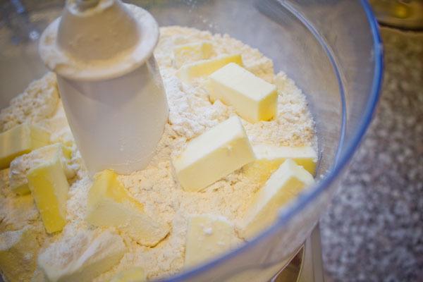 รูปภาพ:http://pitchforkdiaries.com/wp-content/uploads/2011/01/butter-+-flour.jpg