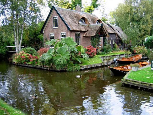 รูปภาพ:http://static.boredpanda.com/blog/wp-content/uploads/2016/05/water-village-no-roads-canals-giethoorn-netherlands-8.jpg
