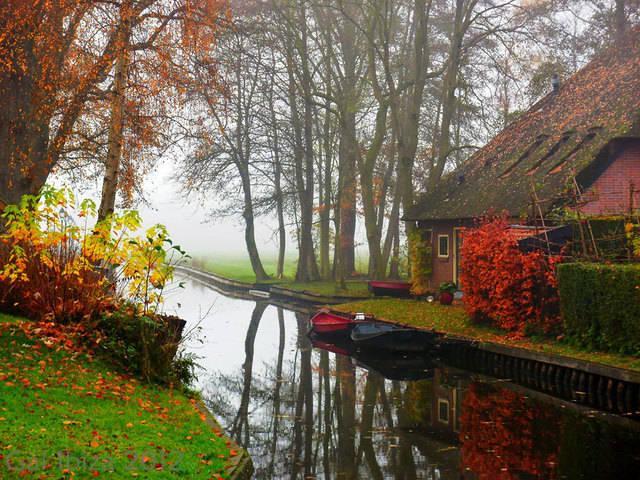 รูปภาพ:http://static.boredpanda.com/blog/wp-content/uploads/2016/05/water-village-no-roads-canals-giethoorn-netherlands-13.jpg