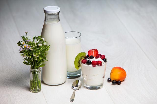 รูปภาพ:http://entree.com/wp-content/uploads/2015/01/Kefir-and-Skyr.jpg