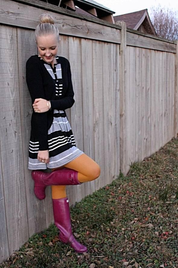 รูปภาพ:http://www.beautyandbows.com/wp-content/uploads/2013/02/violet-hunter-rain-boots-mustard-yellow-tights-black-and-white-striped-dress-top-knot-2.jpg